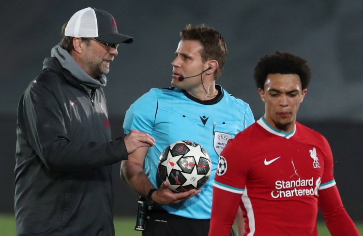 网友在梅西夜访诺坎普时偶遇他，梅西还向镜头打了招呼