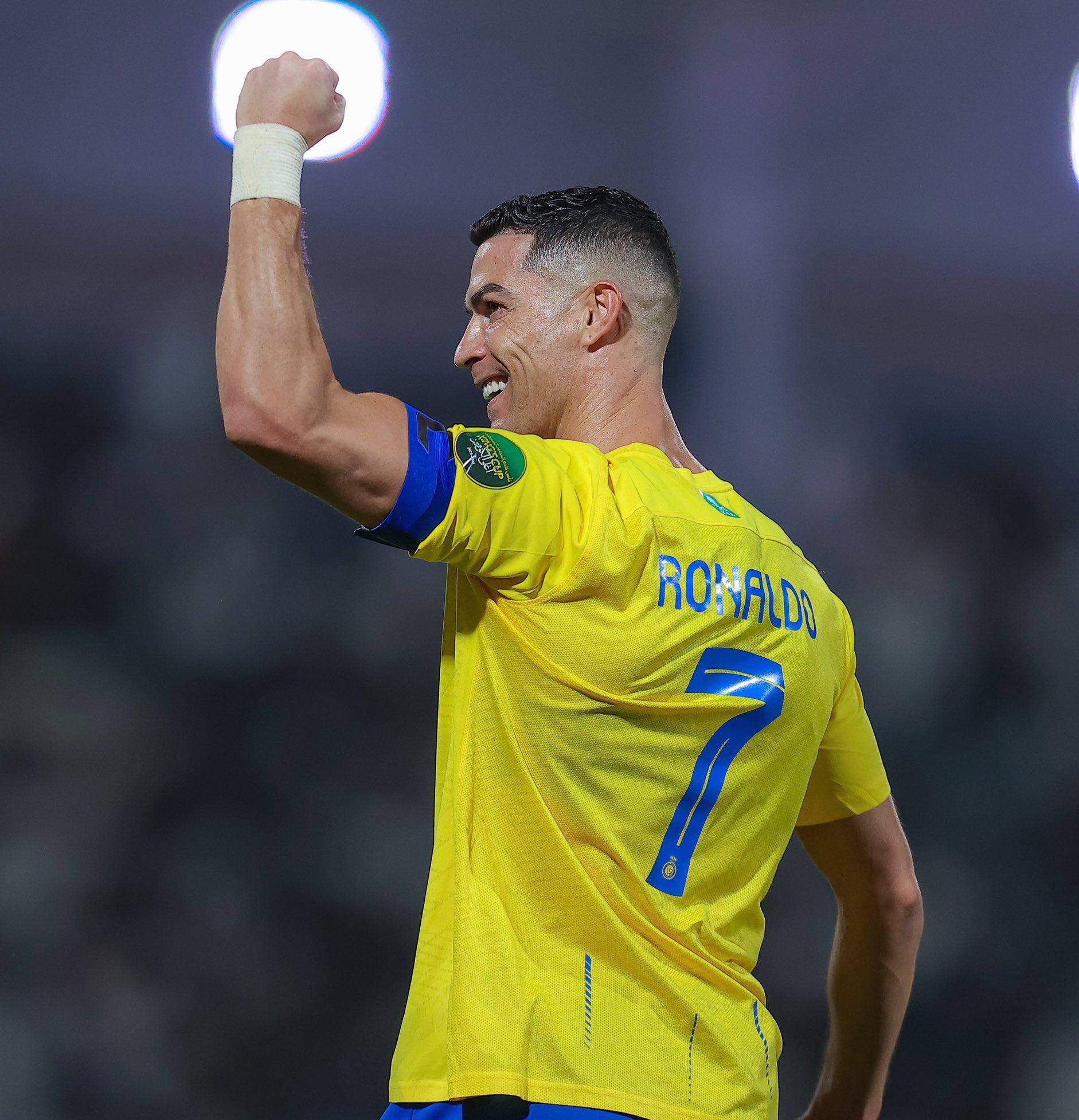 记者：16岁布基纳法索中场签约白堡，未来有望加盟切尔西