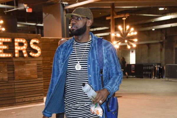 记者：多特仍在推进桑乔的转会，相关谈判正在进行中