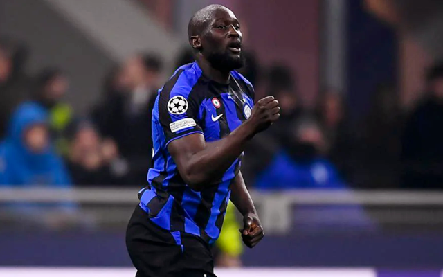 AC米兰主场3-2逆转都灵，40岁魔笛全场发挥，助力球队重返榜首，展现强大实力与斗志。