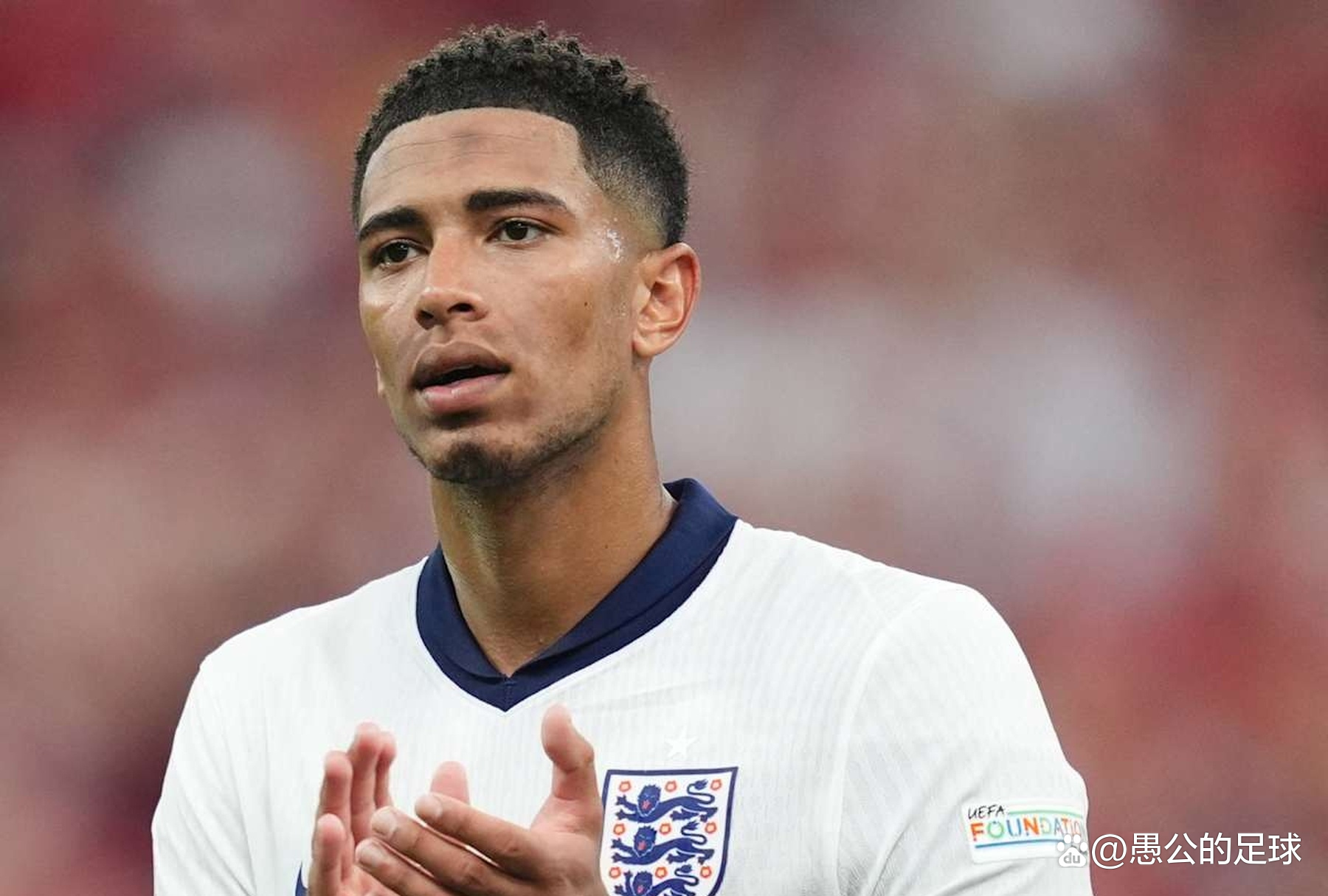 山东男篮激烈对决青岛男篮，裁判控场不足引发热议，球员受伤成焦点。