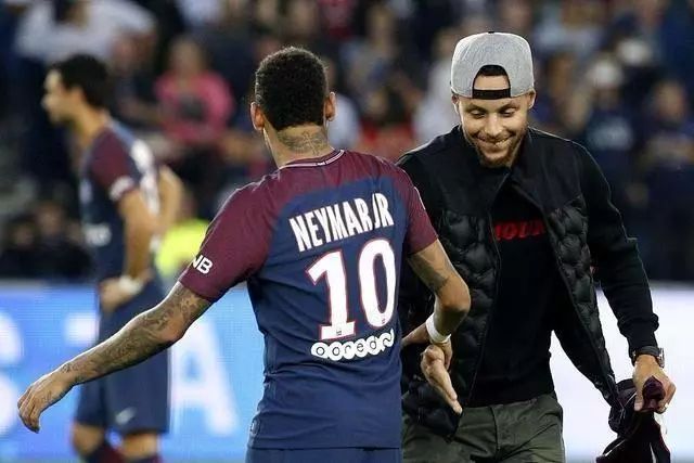 记者：皇马今天训练维尼修斯与姆巴佩长时间与教练组进行沟通